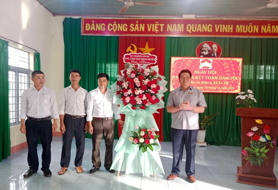 Đồng chí Nguyễn Văn Hà - Chủ tịch UBND huyện dự ngày hội Đại đoàn kết toàn dân tộc tại Thôn 4, xã Ea Tir